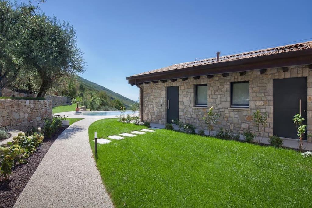 קסטלטו די ברנזונה Villa Divina - Apt Divina Con Piscina E Vista Lago מראה חיצוני תמונה