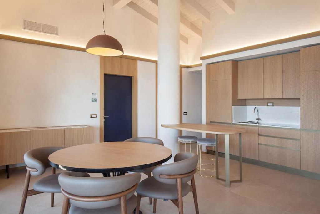 קסטלטו די ברנזונה Villa Divina - Apt Divina Con Piscina E Vista Lago מראה חיצוני תמונה